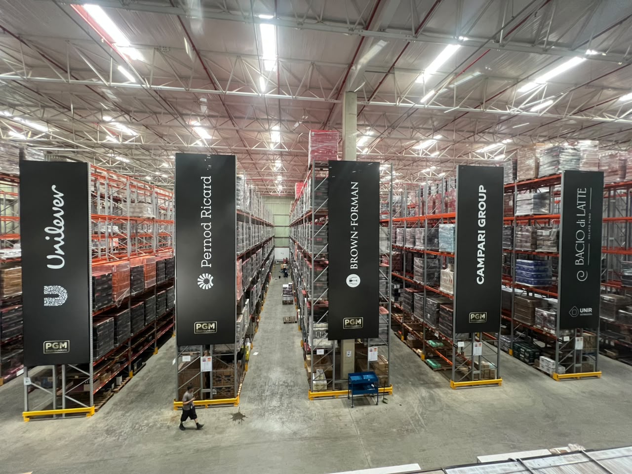 Centro de distribuição da PGM com as empenas das indústrias parceiras