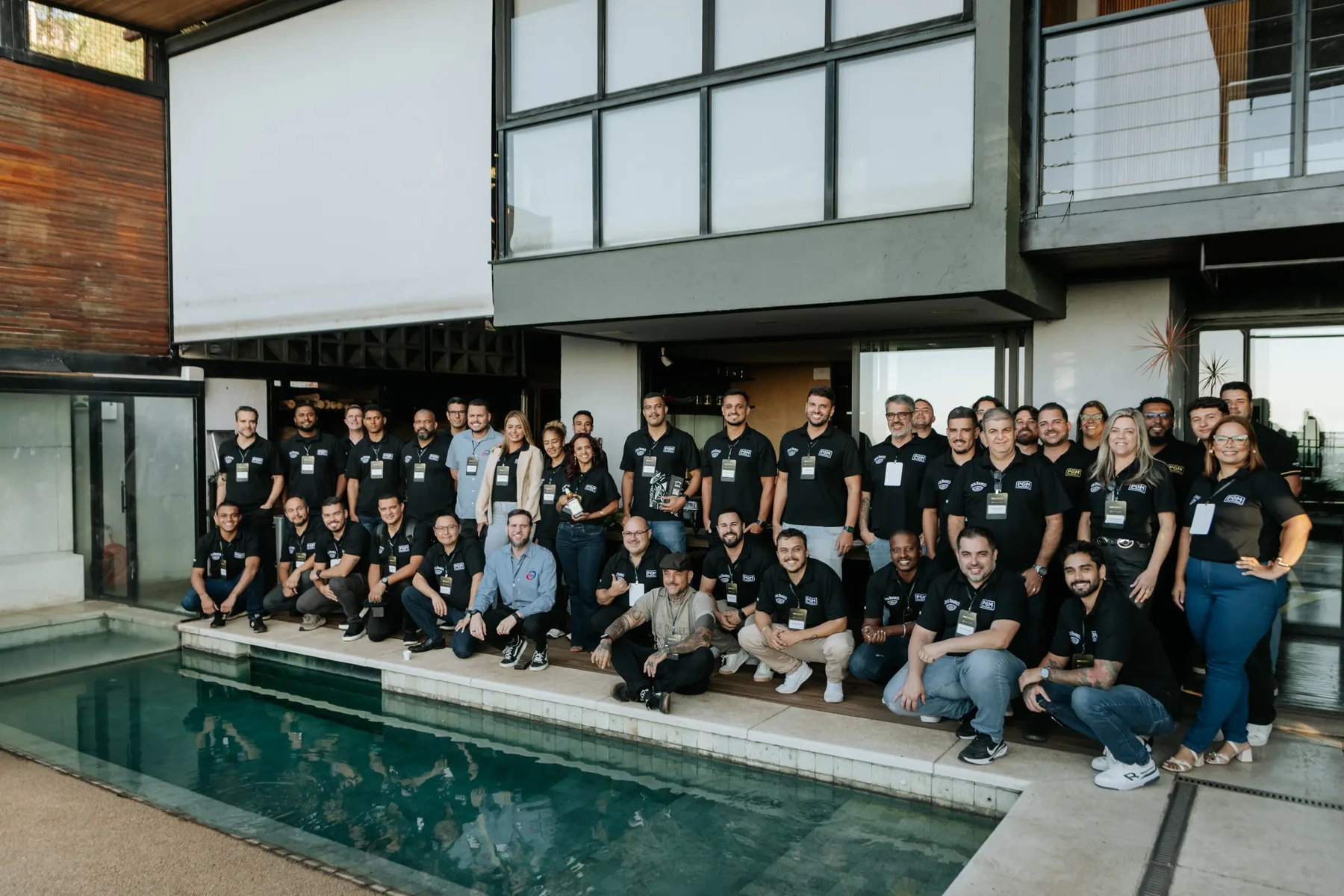 Participantes do PGM Experience com a Brown-Forman reunidos junto à piscina da Casa BH.