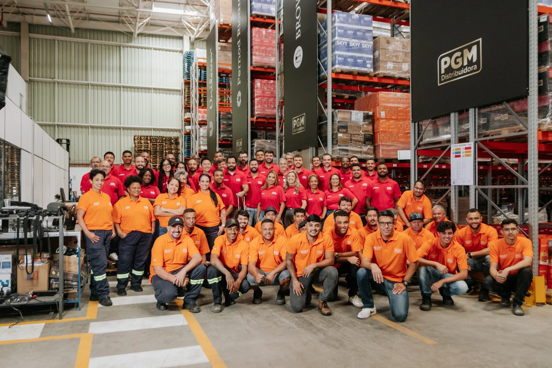 Equipes da PGM e da Campari Group reunidas no galpão.