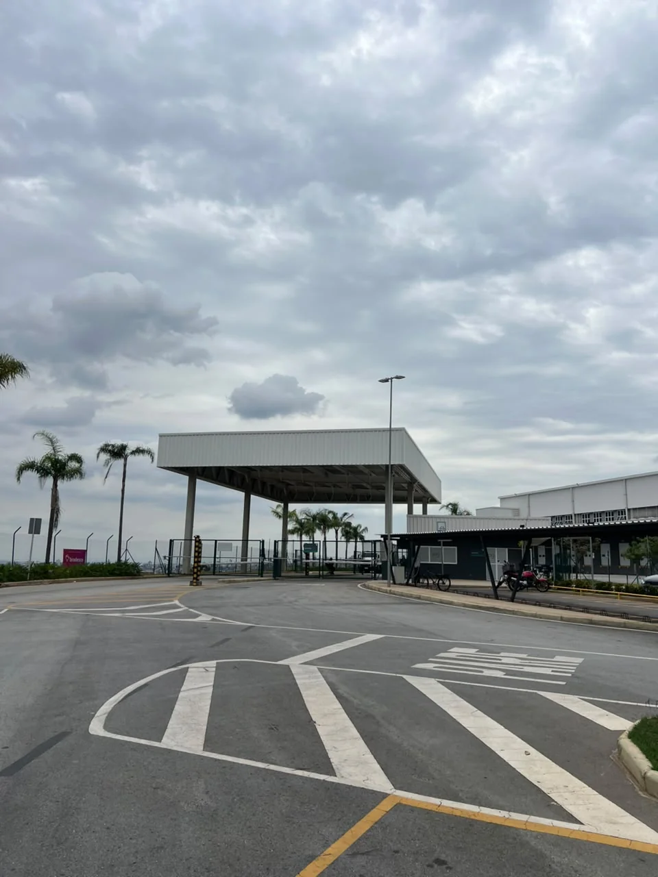 Foto real da portaria de entrada na Avenida Dois